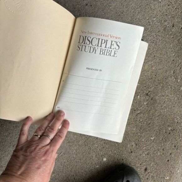 New International Version Disciple’s Study Bible - Picture 7 of 10